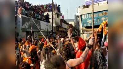 Haridwar News: जूना अखाड़े की पेशवाई में शामिल हुए सैकड़ों नागा साधु, किन्नर संत रहे मुख्य आकर्षण का केंद्र