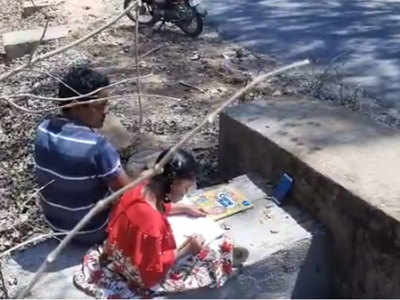6 साल की बच्ची का जज्बा, गांव में मोबाइल का नेटवर्क नहीं, पिता के साथ रोज 5 किलोमीटर दूर जा सड़क किनारे करती है पढ़ाई