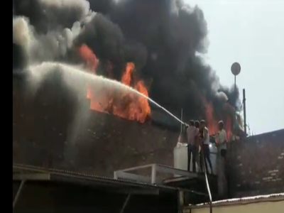 Kanpur News : आग के गोले में तब्दील हुई चप्पल फैक्ट्री, आग बुझाने में जुटी फायर ब्रिगेड की टीम