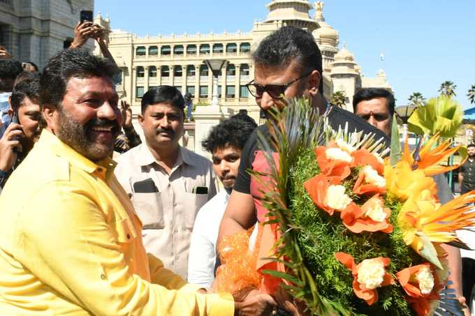 ಡಿ ಬಾಸ್‌ಗೆ ಹೂ ಗುಚ್ಛ ನೀಡಿ ಸ್ವಾಗತಿಸಿದ ಕೃಷಿ ಸಚಿವರು