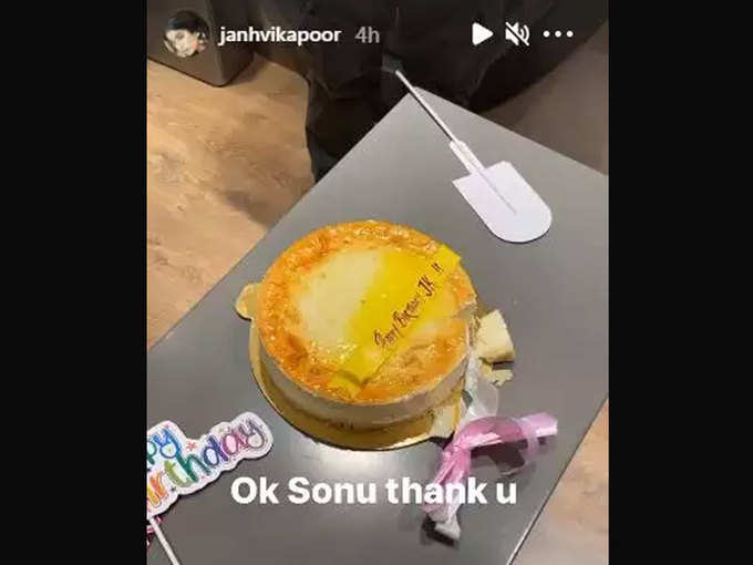 जान्हवी ने इंस्टा स्टोरी में शेयर की है केक की तस्वीर