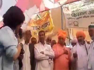 Kisan Andolan: जब झज्जर में मंच पर छात्रा ने राकेश टिकैत से पूछा सवाल, 26 जनवरी की हिंसा का जिम्मेदार कौन था?... माइक कराया गया बंद