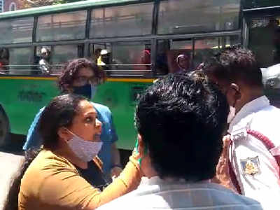 ಬೆಂಗಳೂರು: ಸಿಗ್ನಲ್‌ ಜಂಪ್‌ ಪ್ರಶ್ನಿಸಿದ್ದಕ್ಕೆ ಮಹಿಳೆಯಿಂದ ಟ್ರಾಫಿಕ್‌ ಪೊಲೀಸ್‌ಗೆ ಕಪಾಳ ಮೋಕ್ಷ