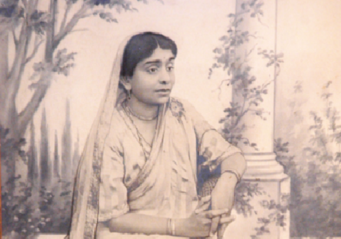 ​8) சரோஜினி நாயுடு(13 பிப்ரவரி 1879 – 2 மார்ச் 1949)