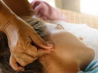 Ear Massage: सिर्फ 1 मिनट तक करें कान के इस point पर मसाज, सिर से लेकर पैर तक दूर हो जाएगी बीमारी
