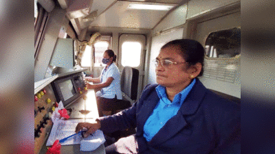 International womens day: भारतीय रेलवे की पहली महिला लोको पायलट सुरेखा यादव ने सिर्फ महिला स्टाफ के साथ चलाई मुंबई-लखनऊ स्पेशल