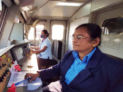 International womens day: भारतीय रेलवे की पहली महिला लोको पायलट सुरेखा यादव ने सिर्फ महिला स्टाफ के साथ चलाई मुंबई-लखनऊ स्पेशल