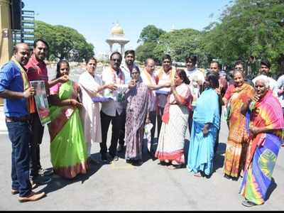 ಜನಸ್ನೇಹಿ ಬಜೆಟ್ ಮಂಡನೆ, ಮೈಸೂರಲ್ಲಿ ಸಿಎಂ ಅಭಿಮಾನಿಗಳಿಂದ ಸಿಹಿ ಹಂಚಿ ಸಂಭ್ರಮ!