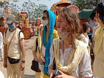 Haridwar kumbh 2021 : भारतीय संस्कृति के रंग में रंगे विदेशी श्रद्धालु,पेशवाई में लिया हिस्सा