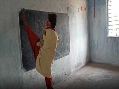 Jharkhand News: महिला दिवस पर दिव्यांग बसंती के हौसले को सलाम, पैरों के सहारे सैकड़ों छात्र-छात्राओं को दे रही शिक्षा