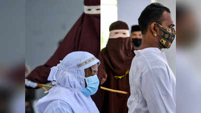 इंडोनेशिया: शरिया शासित प्रांत में बिना शादी शारीरिक संबंधों की सजा, चार जोड़ों को सरेआम पड़े 20 कोड़े