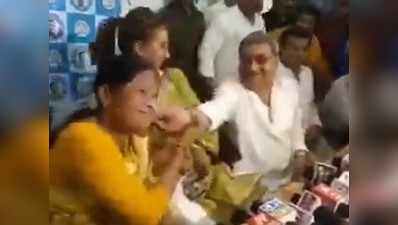 Bengal election News: महिला विधायक के गाल खींचते नजर आए टीएमसी सांसद, बीजेपी ने शेयर किया वीडियो
