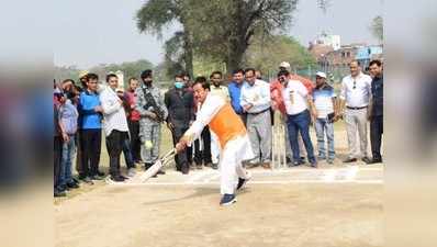 Lucknow News: जब क्रिकेट ग्राउंड पर पहुंचे केशव प्रसाद मौर्या, बल्ला थाम लगाये चौके-छक्के