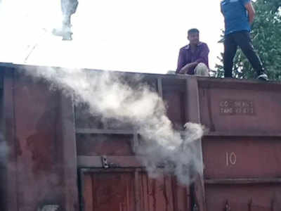 Sultanpur News: सुलतानपुर रेलवे स्टेशन पर मालगाड़ी के दो डिब्बों में लगी आग, दो घंटे के रेस्क्यू के बाद पाया गया काबू