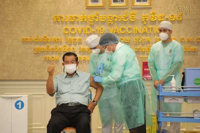 कंबोडिया के पीएम हुन सेन ने मेड इन इंडिया कोरोना वैक्सीन कोविशील्ड की पहली डोज ली।