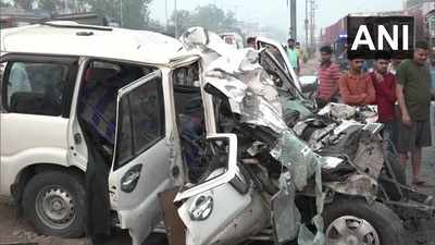 Agra accident: आगरा के एत्मादपुर में दर्दनाक हादसा, कंटेनर ने मारी कार में टक्कर, 9 की मौत, तीन गंभीर