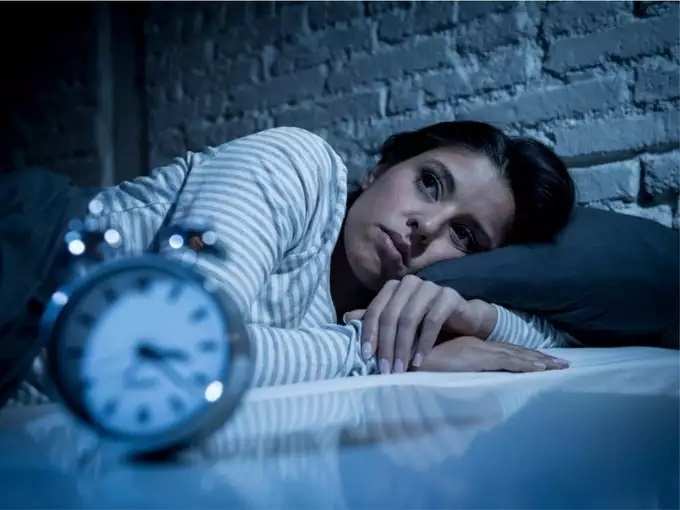 जेवणाचा झोपेवर कधी नकारात्मक परिणाम होतो?