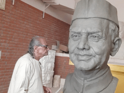 Noida News: उद्धव से मिलने मुंबई गए...मूर्तिकार राम सुतार के घर में चोरी, नौकर ने ही 26 लाख और जूलरी पर किया हाथ साफ