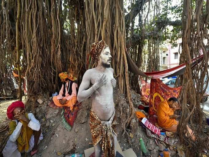 শিবরাত্রিতে কুম্ভে শুরু শাহীস্নান, দেখুন পূণ্যস্নানের বিশেষ ছবি