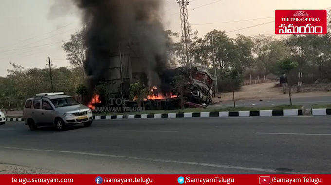 శామీర్‌పేటలో రెండు లారీల దగ్ధం 