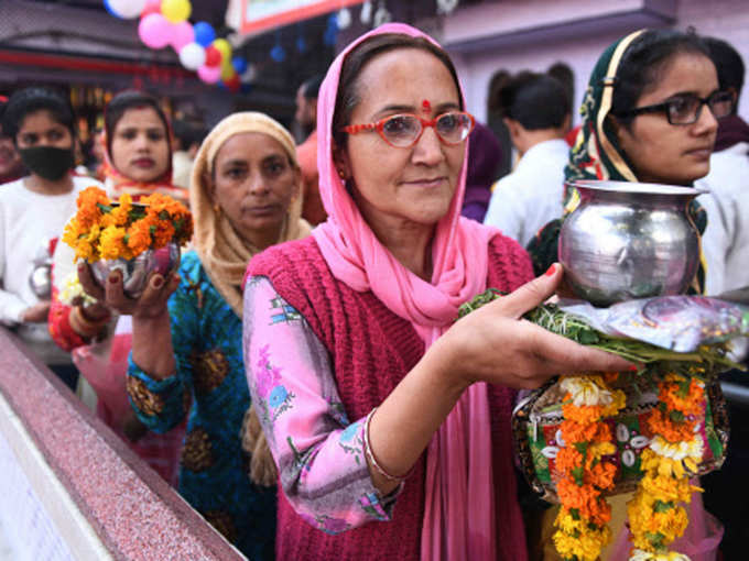 कहीं बंद रहे मंदिर, तो कहीं श्रद्धालुओं की भारी भीड़