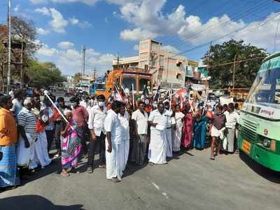 துறையூர் அதிமுக வேட்பாளர் இந்திராகாந்தியை மாற்றக் கோரி போராட்டம்!