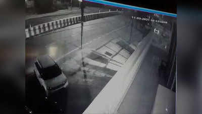 बेखौफ बदमाशों ने नोएडा में डीएम चौक के पास से दो कारें चुराई, वारदात CCTV में कैद