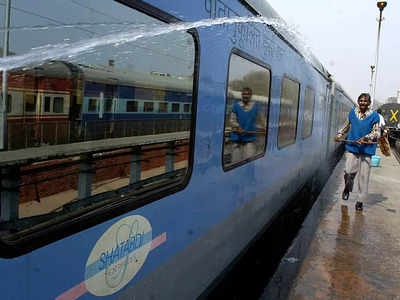 Indian Railway News: शनिवार से फिर पटरी पर दौड़ेगी नई दिल्ली-अमृतसर शताब्दी एक्सप्रेस, इतना है किराया
