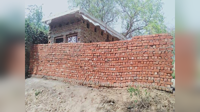 Amethi news : शख्स  के घर सामने दबंगों ने बनाई दीवार, पुलिस ने उल्टे पीड़ित को थाने में बैठाया