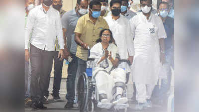Mamta Banerjee Injured: ममता बनर्जी को SSKM अस्‍पताल से छुट्टी मिली, वील चेयर से आईं बाहर