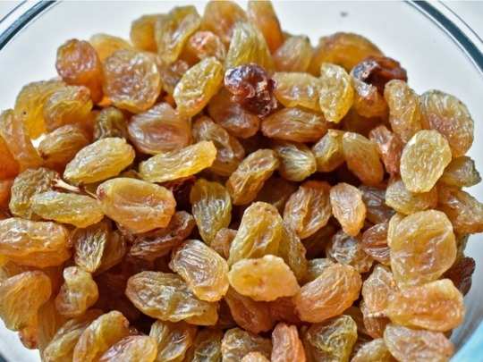 Kishmish Benefits: खून में आयरन और हड्डियों में जान, ये हैं छोटी सी किशमिश के बड़े फायदे - raisins benefits for health more in calaories know how to eat kishmish ke fayde -