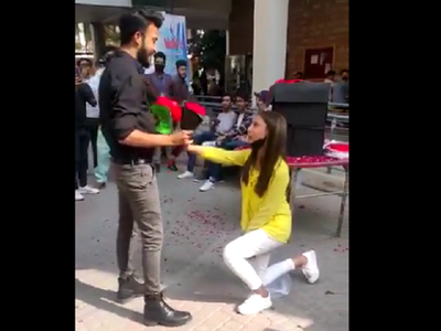 Video: पाकिस्‍तान के लाहौर यूनिवर्सिटी में लड़की ने खुलेआम बॉयफ्रेंड को किया प्रपोज, मचा बवाल, बर्खास्‍त