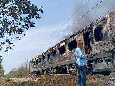 ഡെറാഡൂൺ ഡൽഹി ശതാബ്ദി എക്സ്പ്രസിലെ കോച്ച് യാത്രയ്ക്കിടെ തീപിടിച്ചു, 35 യാത്രക്കാരെ മാറ്റി