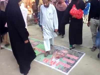 Muslim community on wasim rizvi : वसीम रिजवी पर फूटा शिया समुदाय का गुस्सा, पैरों तले रौंदा पोस्टर, देखें वीडियो
