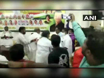 पुडुचेरी में कांग्रेस नेता ने लहराया DMK का झंडा, नारायणसामी के सामने हो गई हाथापाई, देखें वीडियो