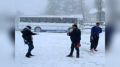 कश्मीर में इस साल मार्च में भी बर्फबारी, गुलमर्ग और सोनमर्ग में 2 फुट बर्फ जमी