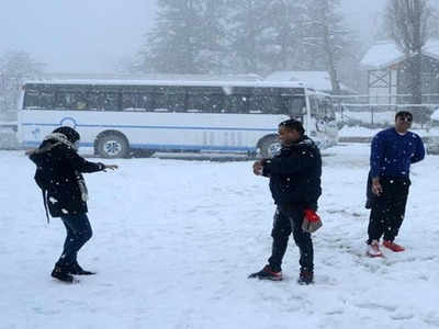 कश्मीर में इस साल मार्च में भी बर्फबारी, गुलमर्ग और सोनमर्ग में 2 फुट बर्फ जमी
