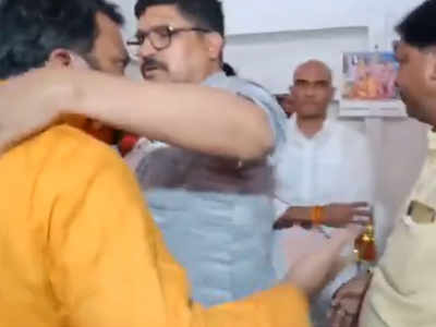 मध्य प्रदेश: मुरैना में 2 BJP नेता भिड़े, कांग्रेस ने वीडियो शेयर कर चुटकी ली