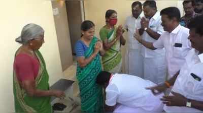 பெண் வாக்காளர்களின் காலில் விழுந்த அதிமுக வேட்பாளர்!