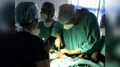 Varanasi News: बिजली गुल... मोबाइल के टॉर्च में ऑपरेशन... BHU अस्पताल में डॉक्टरों की खतरनाक सर्जरी