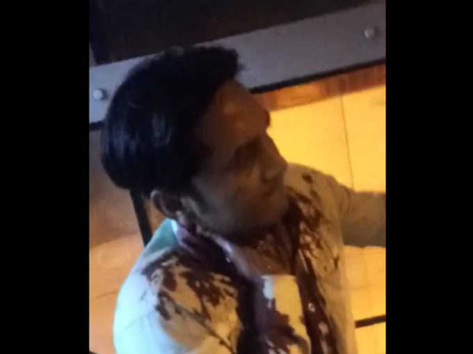 delhi crime man stabbed in throat