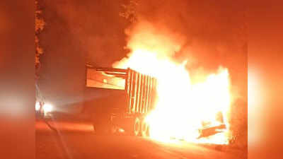 Barabanki news: बाराबंकी में दो ट्रकों की भीषण टक्कर में लगी भयंकर आग, दो की मौत