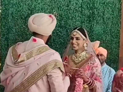 Bumrah Sanjana Wedding : जसप्रीत बुमराह और संजना की शादी का वीडियो आया सामने, वरमाला पहनाने से पहले हुई क्या बात?