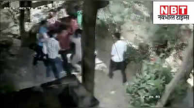 Nawada News : ये वीडियो बिहार सरकार भी देख ले, देखिए कैसे घूसखोर CI को घरवालों ने विजिलेंस टीम पर हमला बोलकर छुड़ा लिया