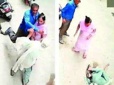CCTV: निर्दयी मुलाने कानशिलात मारली; वृद्ध आईने जागेवरच प्राण सोडले