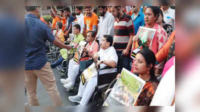 BJP Wheelchair Rally: ममता बनर्जी की चोट पर तंज, कोलकाता में BJP ने निकाली वीलचेयर रैली