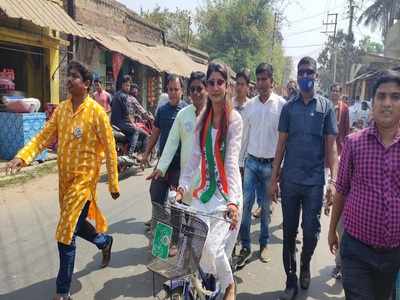 কখনও ক্রিকেট ব্যাট হাতে, কখনও টোটো-সাইকেল চালিয়ে নির্বাচনী প্রচার অভিনেত্রীর