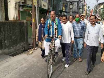 মহার্ঘ্য পেট্রল-ডিজেল, সাইকেলেই প্রচার সারছেন প্রার্থী