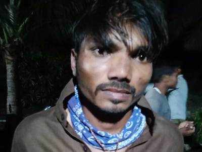 Ahmednagar Crime: मक्याच्या शेतात दुचाकीस्वार लपले होते, महिला पकडायला गेली अन्