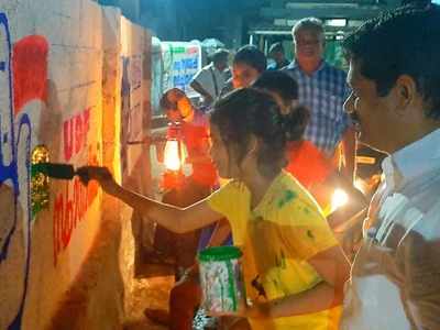 അച്ഛന് ചുമരെഴുതാന്‍ കുഞ്ഞിക്കൈകള്‍; കൂട്ടുകാര്‍ക്കും ആവേശം, വീഡിയോ കാണാം